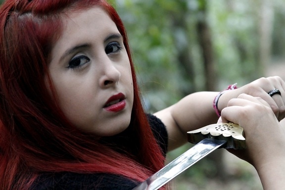 chica, espada, héroe mujer de pelo rojo