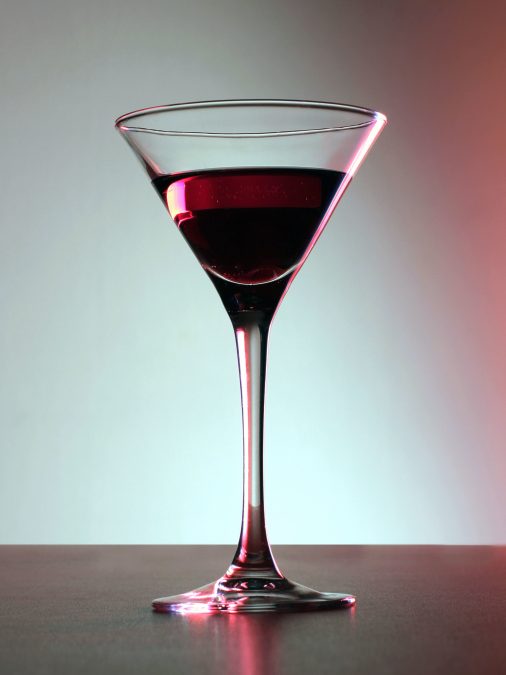 cóctel, bebida, celebración, copa de cóctel de color rojo