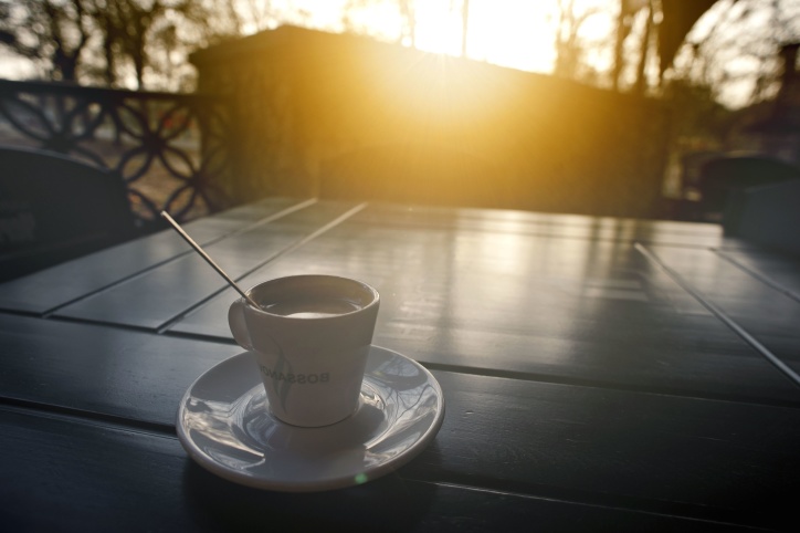 šálek kávy, nápoje, hrnek na kávu, západ slunce, tabulka, lesy