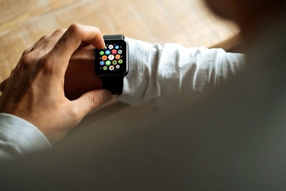 Zegarek na rękę, technologia, człowiek, platformy android