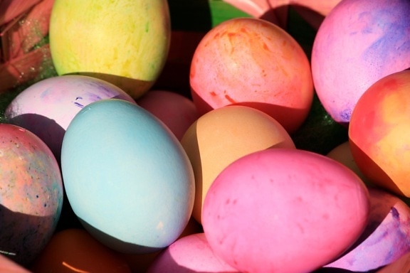 Lähikuva, värikkäitä pääsiäismunia