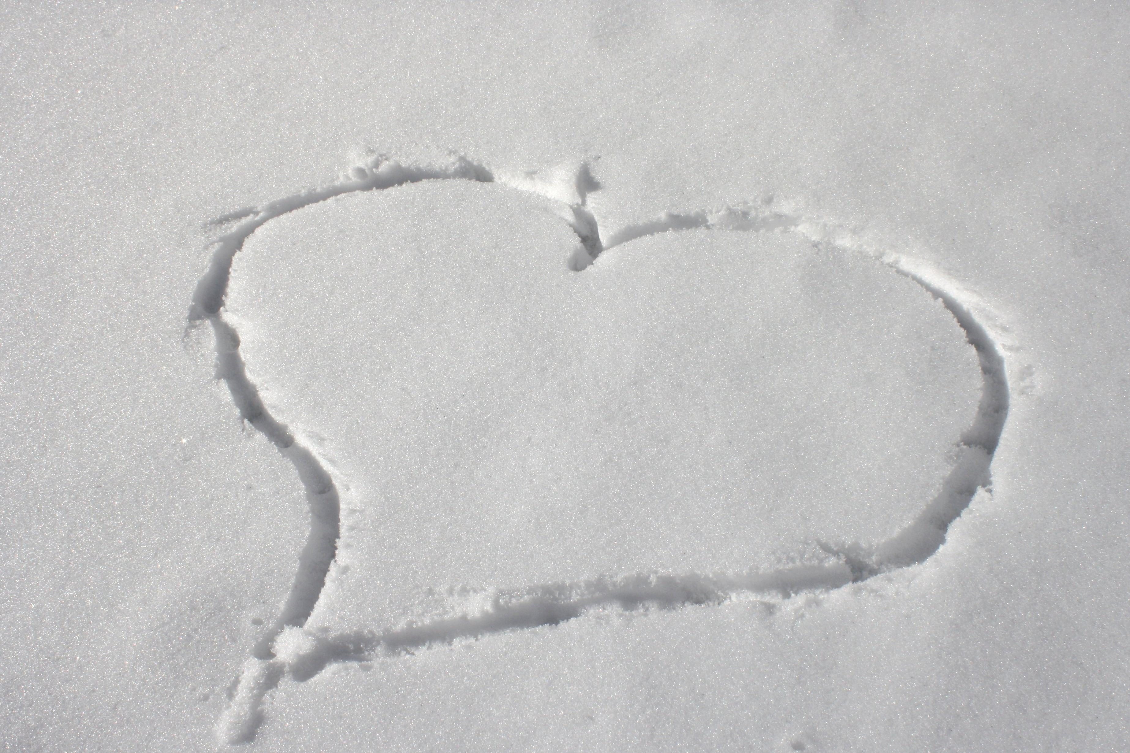 Сердце на снегу. Карандашный рисунок сердце в снегу. Буква э на снегу. F буквы сердце на снег земле ф. Магомаев сердце на снегу