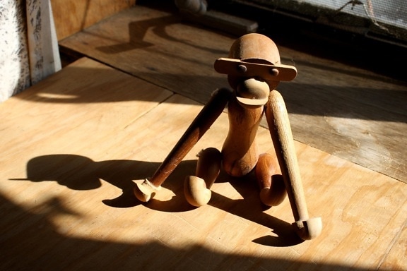 деревянная игрушка, обезьяна, Солнечный луч, тень