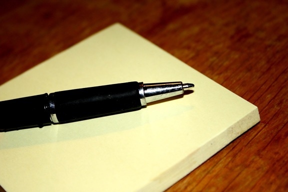 stylo, postit, bloc-notes