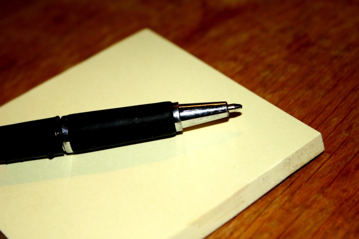 caneta, postit, bloco de notas
