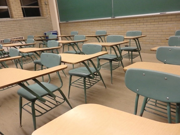 escritorios de los estudiantes, aula, sillas, mesas