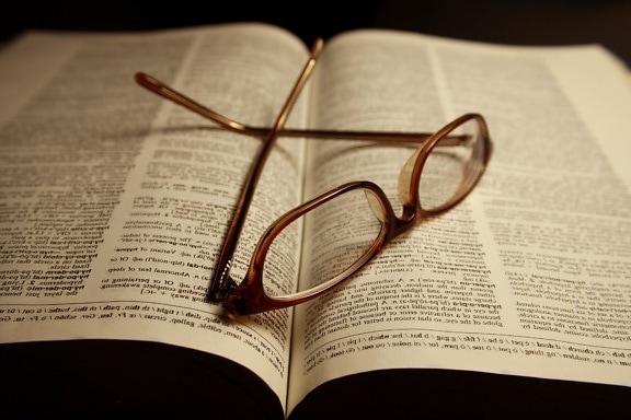 olvasó szemüveg, oldalak, szótár könyv