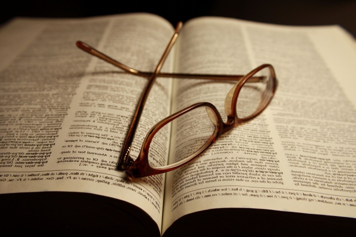 óculos de leitura, páginas livro dicionário