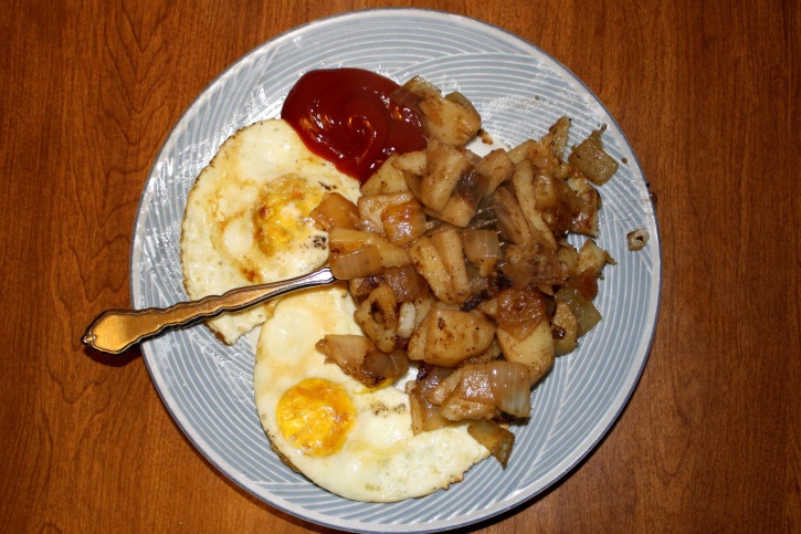 smažená vejce, oběd, brambory hranolky, kečup