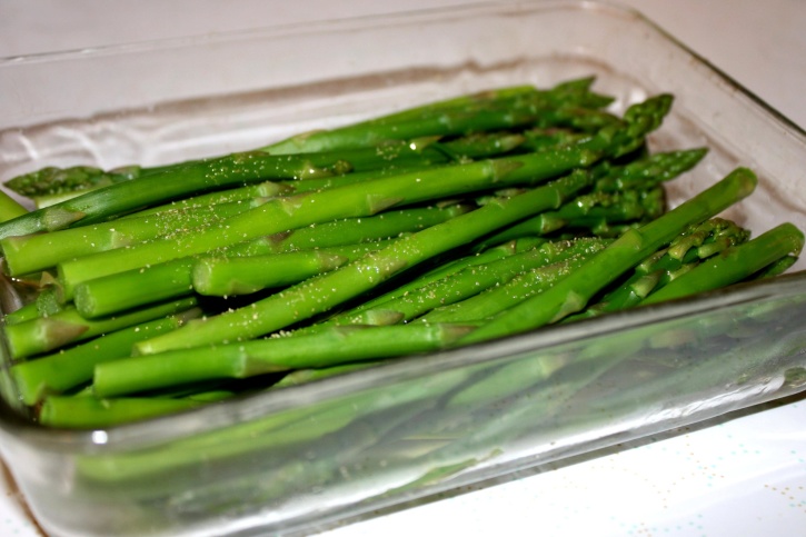 asparagus spears, glass baking dish