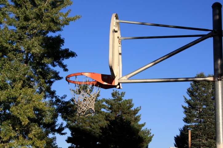 basketbalový koš, basketbalové hřiště, konstrukce