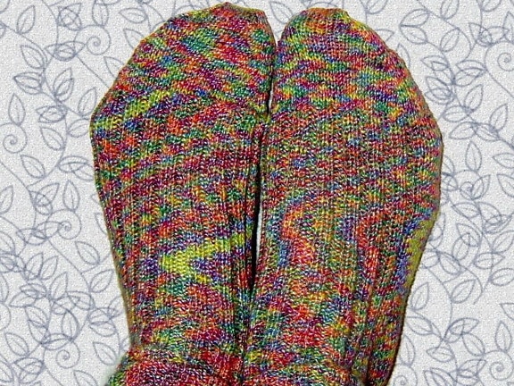 pés humanos, meias coloridas, de malha