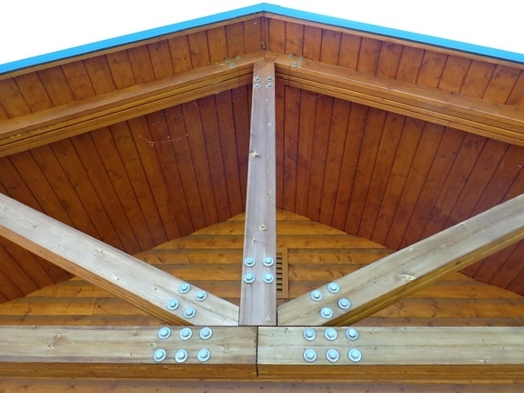 toit en bois, des poutres de soutien, construction