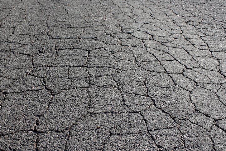 gebarsten asfalt, bestrating