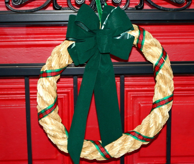 クリスマスの花輪、フロントドア、わら、リボン