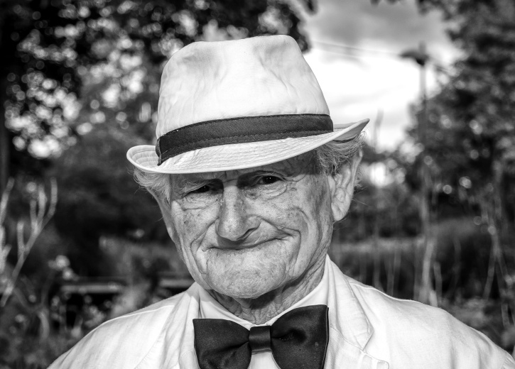 Stary człowiek, portret starego, kapelusz, fedora, uśmiechając się