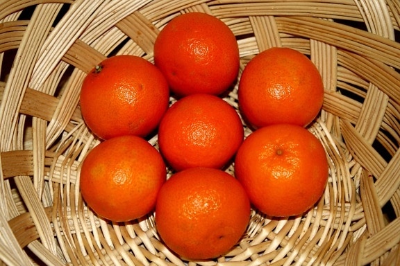 rieten mand, fruit, verse clementines