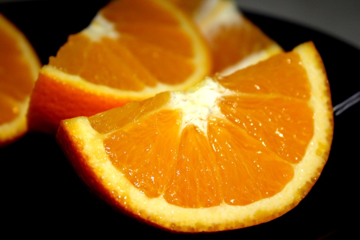 Orange skivor, inkvarterar, färsk frukt