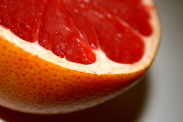 rote Grapefruit, in Scheiben schneiden, frisches Obst