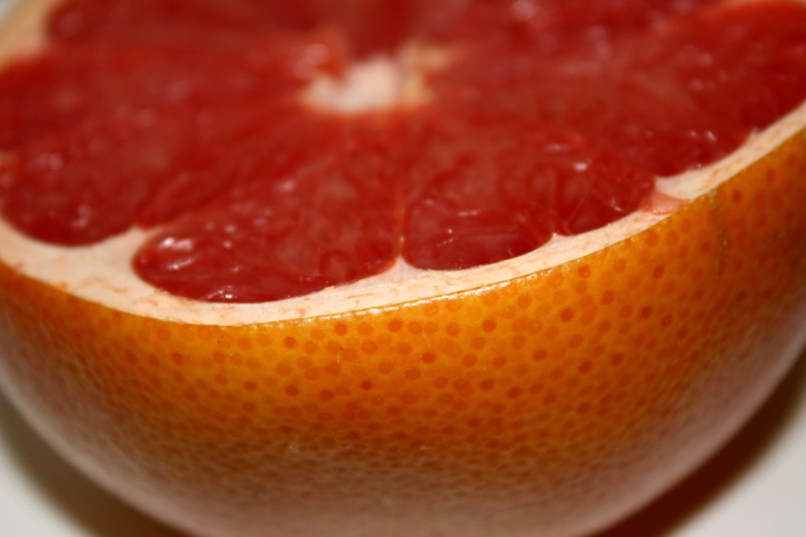 Vörös grapefruit gyümölcs, fél szelet