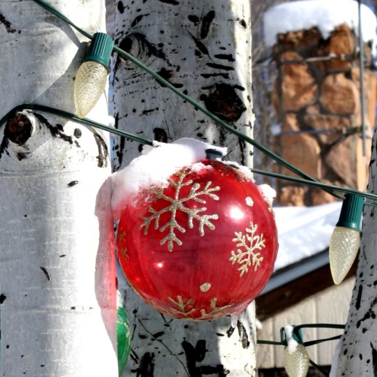 雪、赤いボール、クリスマスの飾り、光