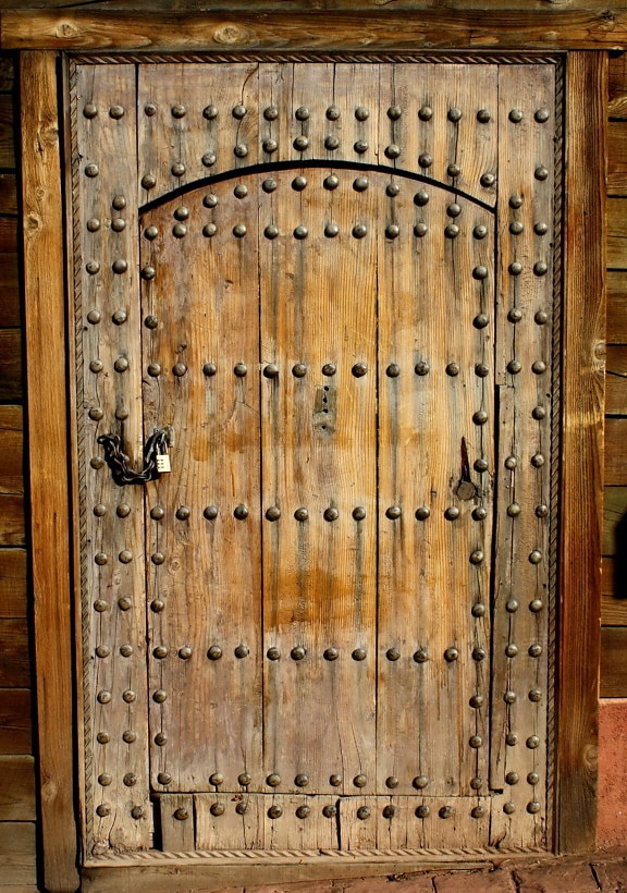 素朴なアンティーク、木製ドア、金属ボルト、南京錠、チェーン