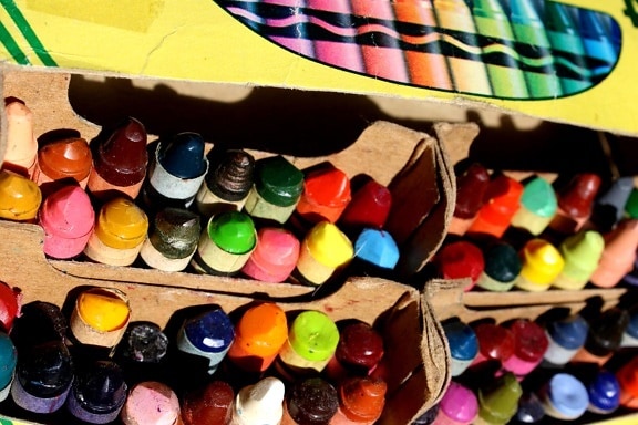 lápices de colores, caja de cartón