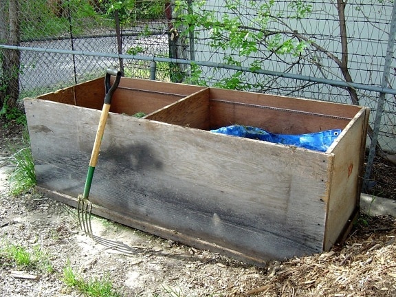 kompost bin, vidle, dvorek