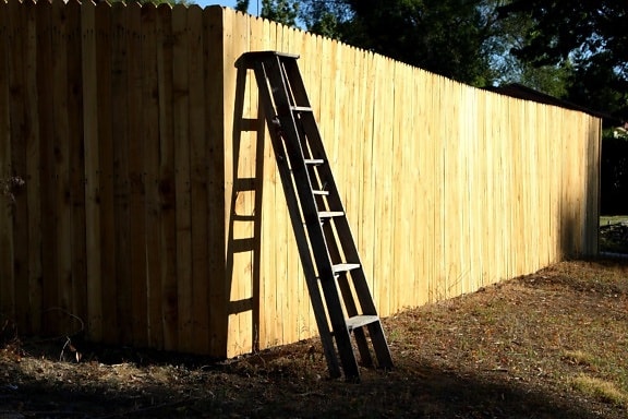 scala, recinzione in legno, tavole, cortile