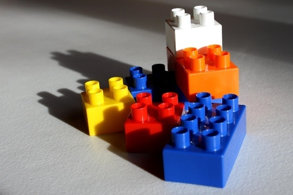 plastikowe klocki LEGO, zabawki z tworzyw sztucznych