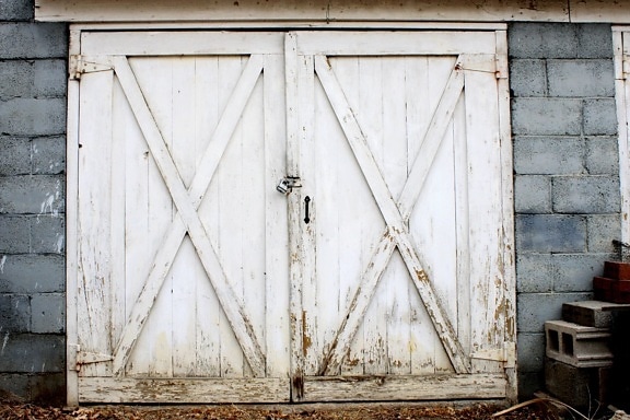 régi ajtó, fehér festék, külső, pajta garázskapu