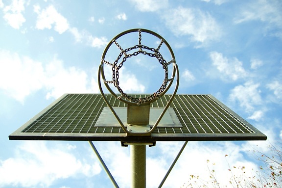 basketbalveld, sport, basketbal, RVS, staal, blauwe hemel