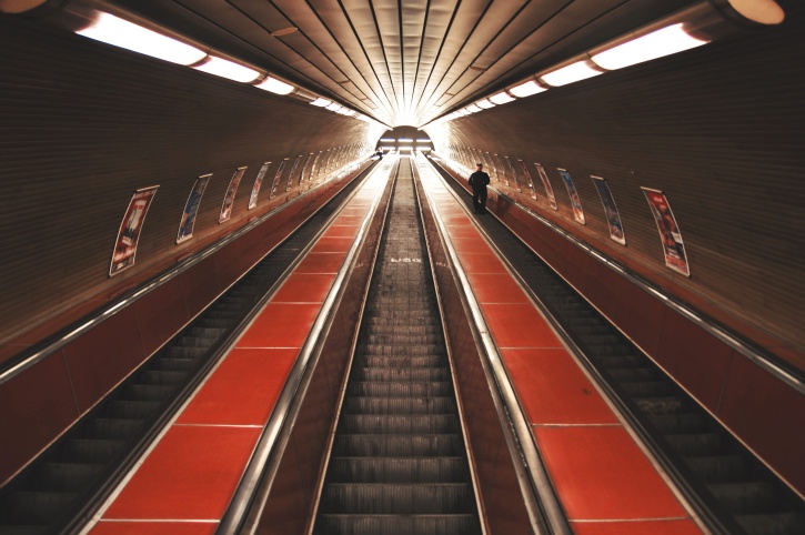 Estação de metro, interior, metrô estação, subterrâneo, escada rolante
