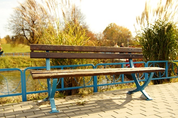 Деревянная скамейка, пустой скамейке, парк, тротуар