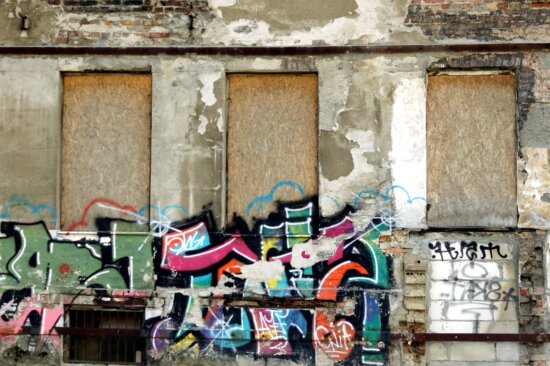 maison abandonnée, mur, rue, graffiti
