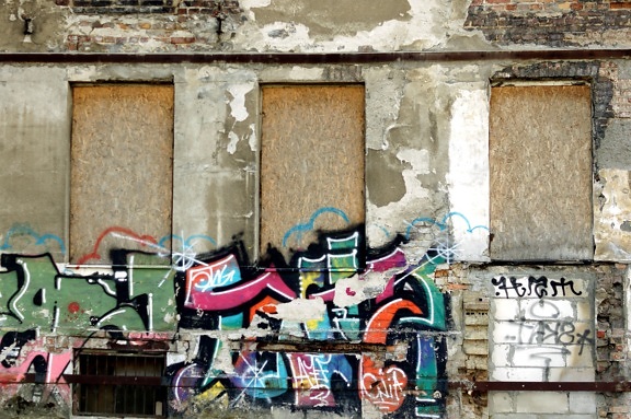 maison abandonnée, mur, rue, graffiti