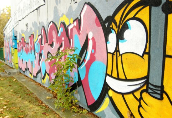 színes graffitik, utcai, fal, városi