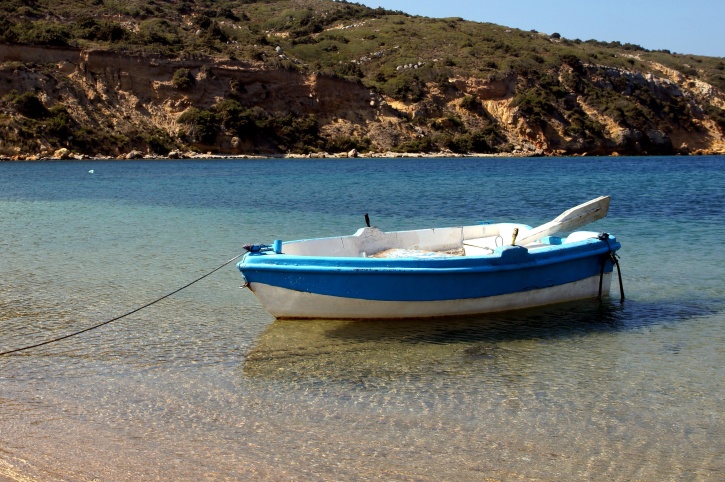 pequeno barco, barco a remo, água clara, verão