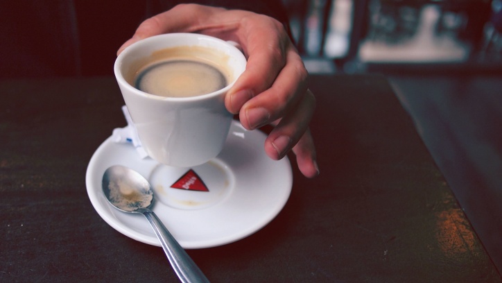 taza de café, espresso, mano, caliente, platillo, cuchara