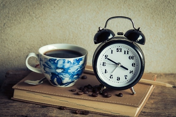 kávé, csésze kávé, könyv, ébresztő óra, retro, antik, eszpresszó, bögre, jegyzetfüzet, ceruza