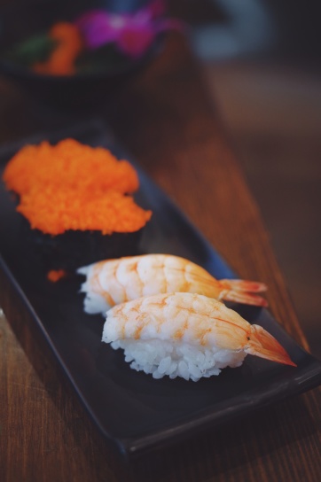Японская еда, обед, креветки, суши