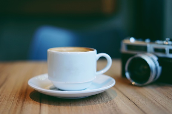kofeín, fotoaparát, šálka kávy, stôl, drevený stôl