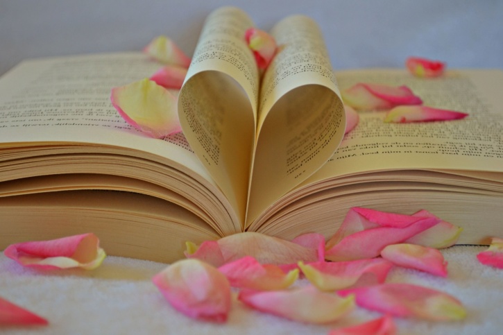 バレンタインの日、本、ロマンチックな愛、文学、花びら