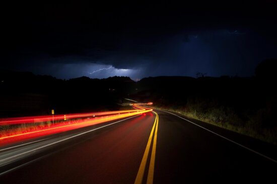 ніч, дорога, освітлення, хмарність, спалах блискавки, дорога, світлофори