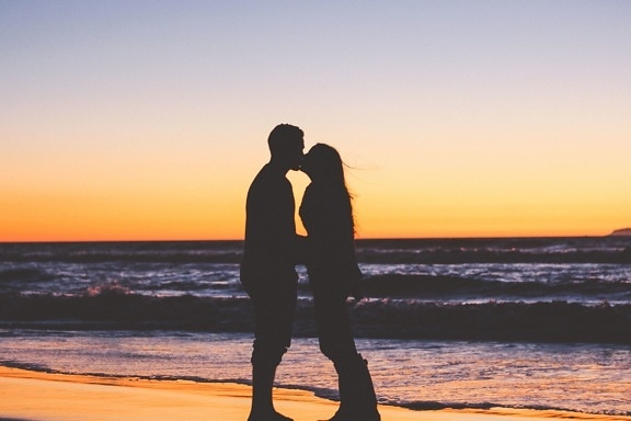 spiaggia, coppia, ragazzo, amica, la gente, l'alba, baci, amore