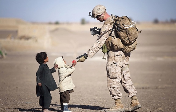 Mann, Menschen, Soldat, Uniform, Wüste, Kinder, Hilfe