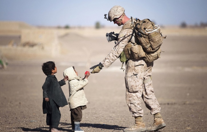 ember, ember, katona, egységes, sivatag, gyerekek, segítség