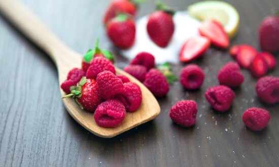 fruit, fraise, doux, savoureux, vitamines, cuillère en bois