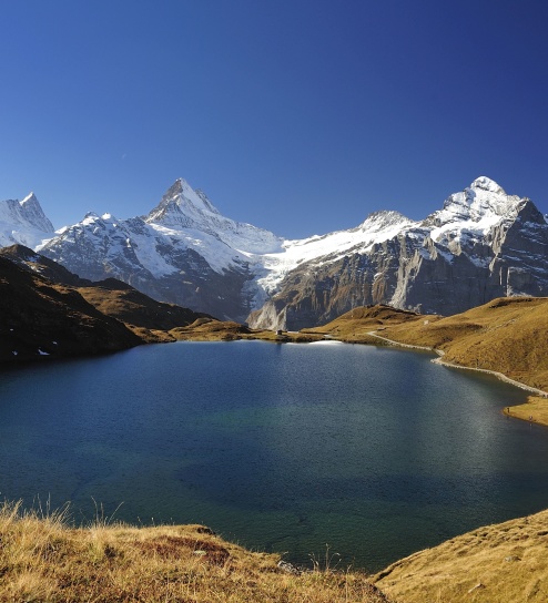 λίμνη, μπλε, κρύο νερό, πράσινο γρασίδι, ορεινές Άλπεις