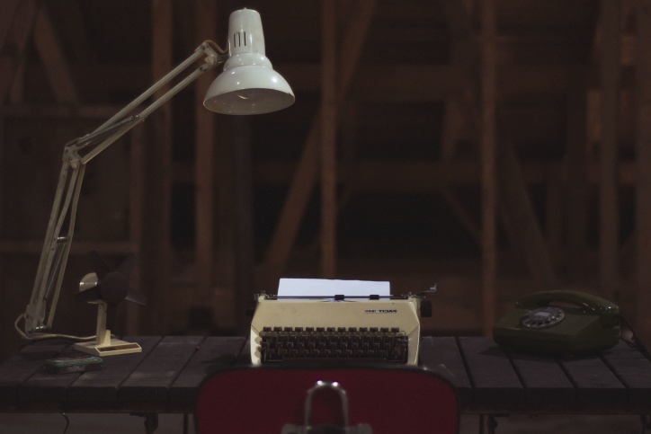 telefón, lampy, ventilátor, písací stroj, pracovný priestor, stoličky